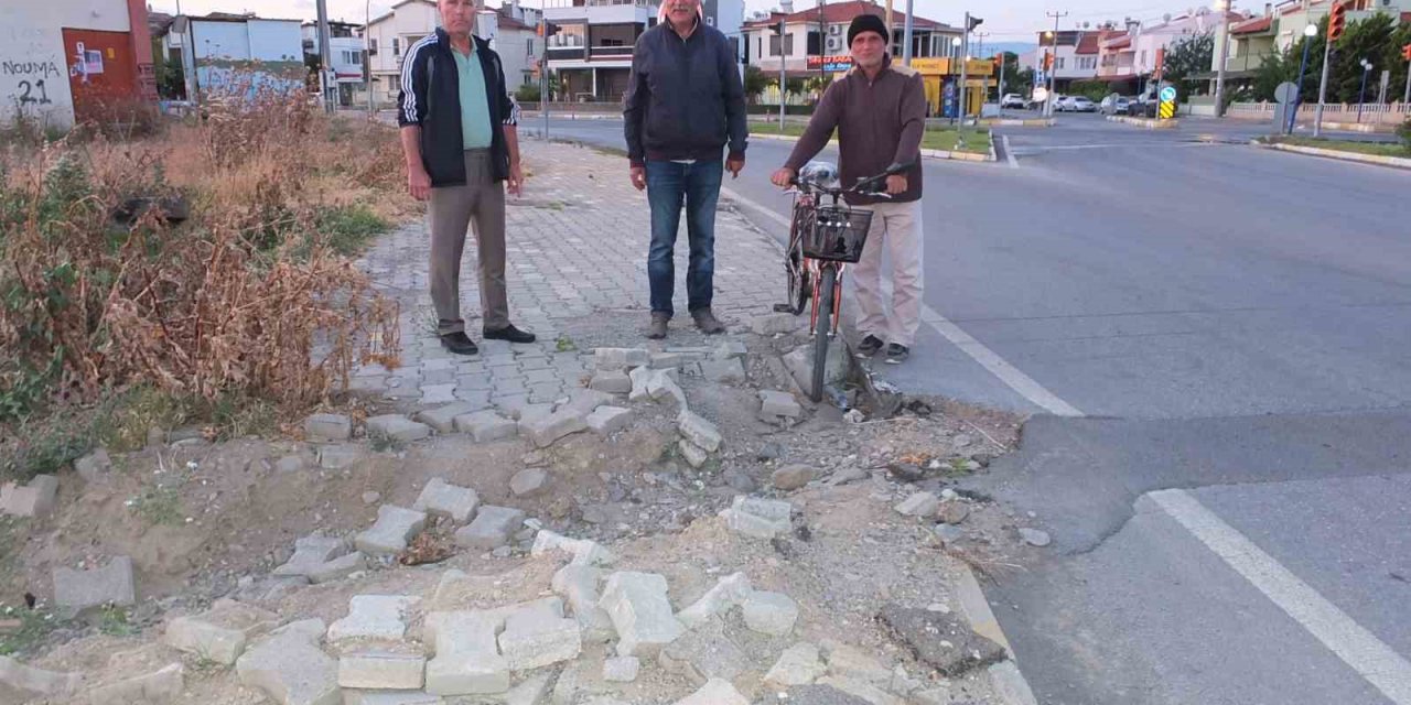 Burhaniye’de bozuk kaldırım kazaya davetiye çıkarıyor