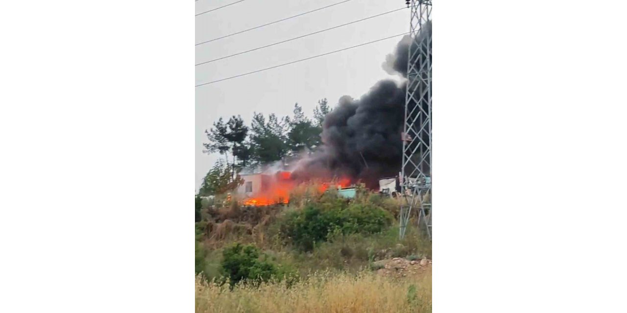 Yağmuru fırsata çevirdiler, lastikleri yaktılar