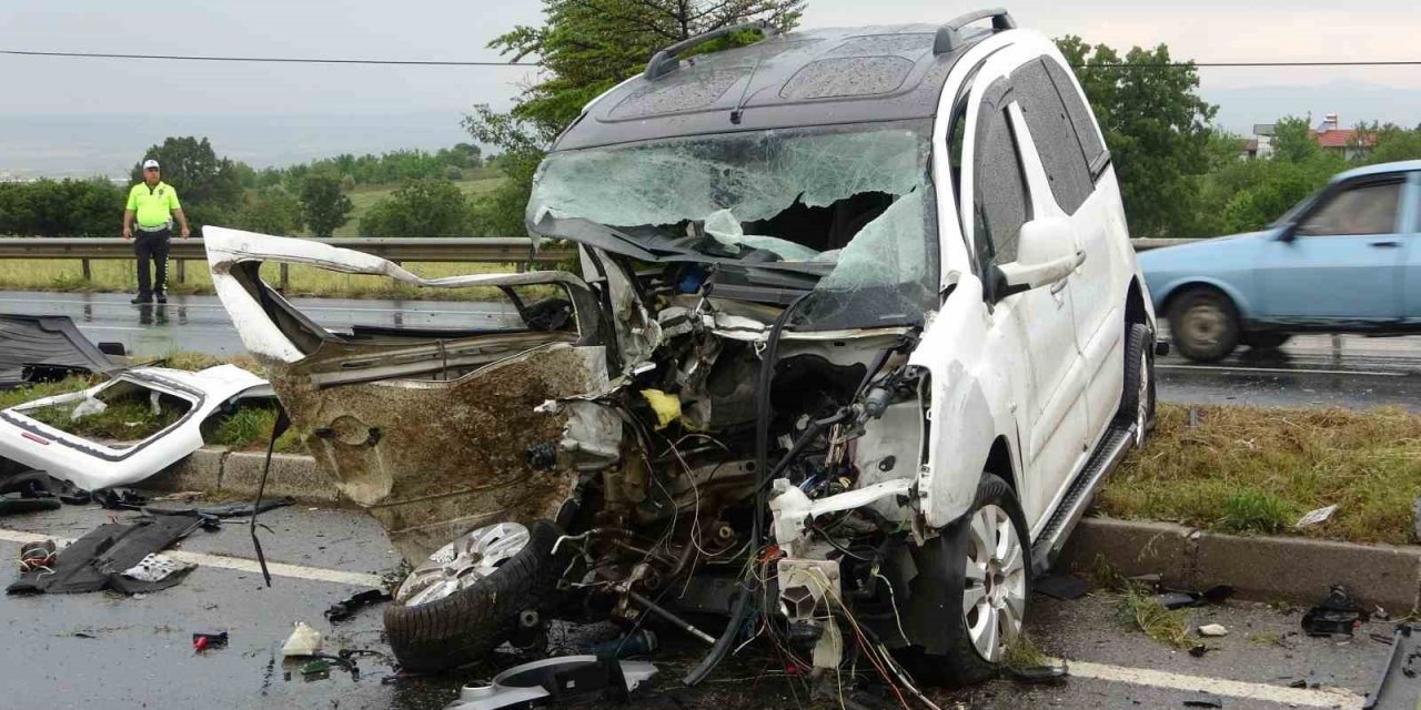 Karşı şeride geçip tankerle çarpışan araçtaki amca yeğen hayatını kaybetti