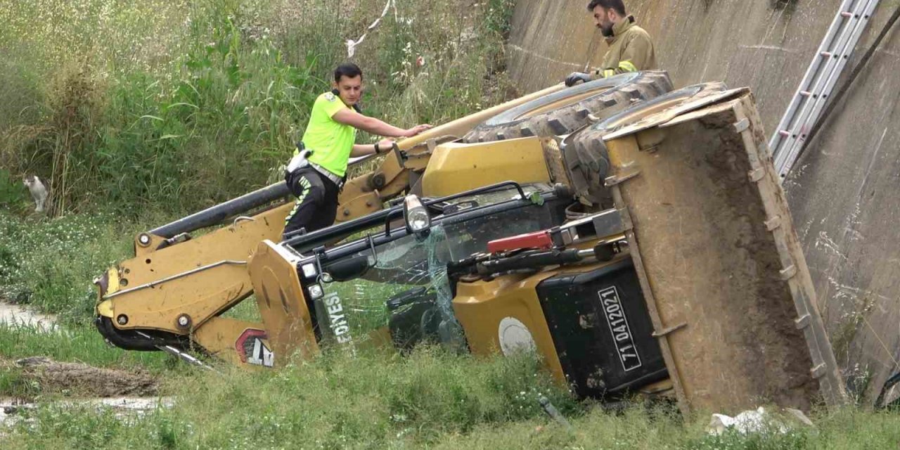 İş makinesi, karşı yönden gelen araca çarpmamak için dereye yuvarlandı: 3 yaralı