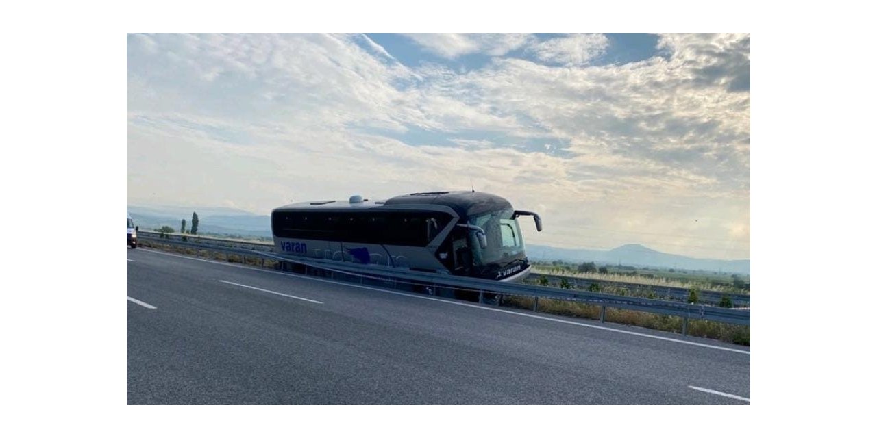 Manisa’da yolcu otobüsü bariyerlere girdi: 1 ölü