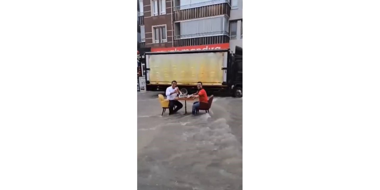 Seli umursamadılar, masa kurup döner yediler