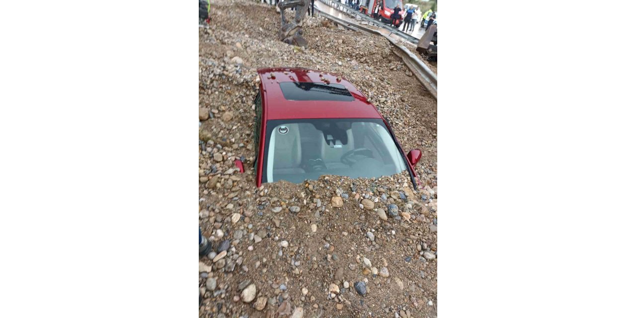 Denizli’de selin getirdiği çamur yoldan geçen araçları yuttu: 1 ölü