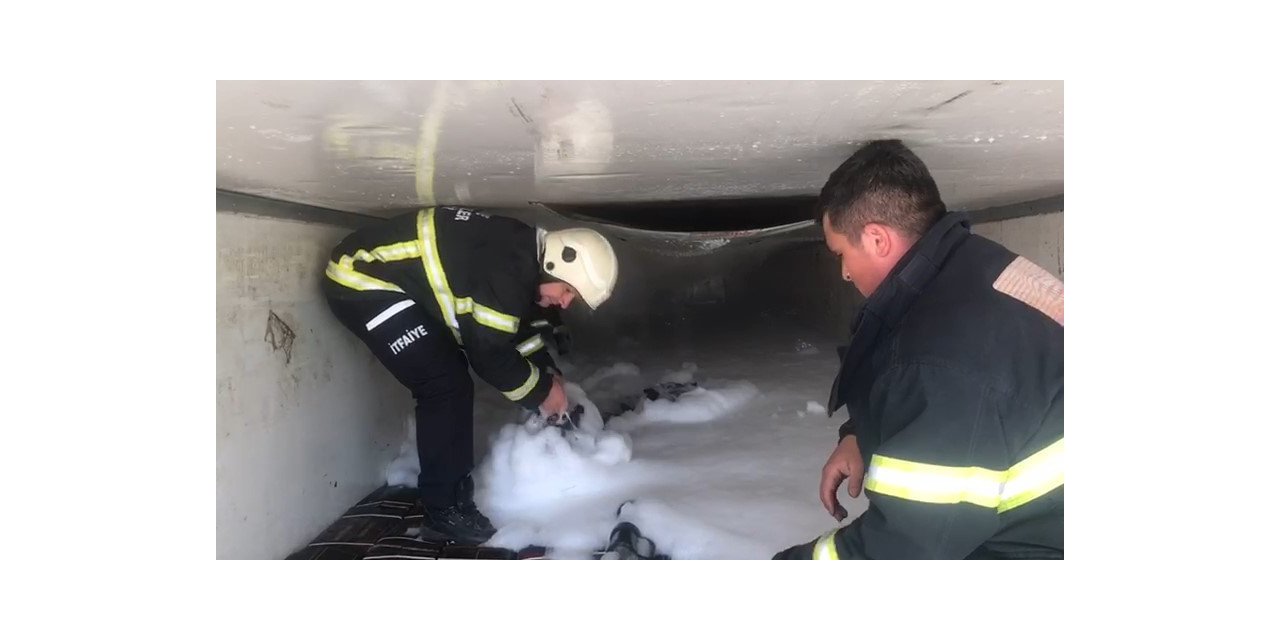 Amasya’da mangal kömürü yüklü tırda çıkan yangını itfaiye söndürdü