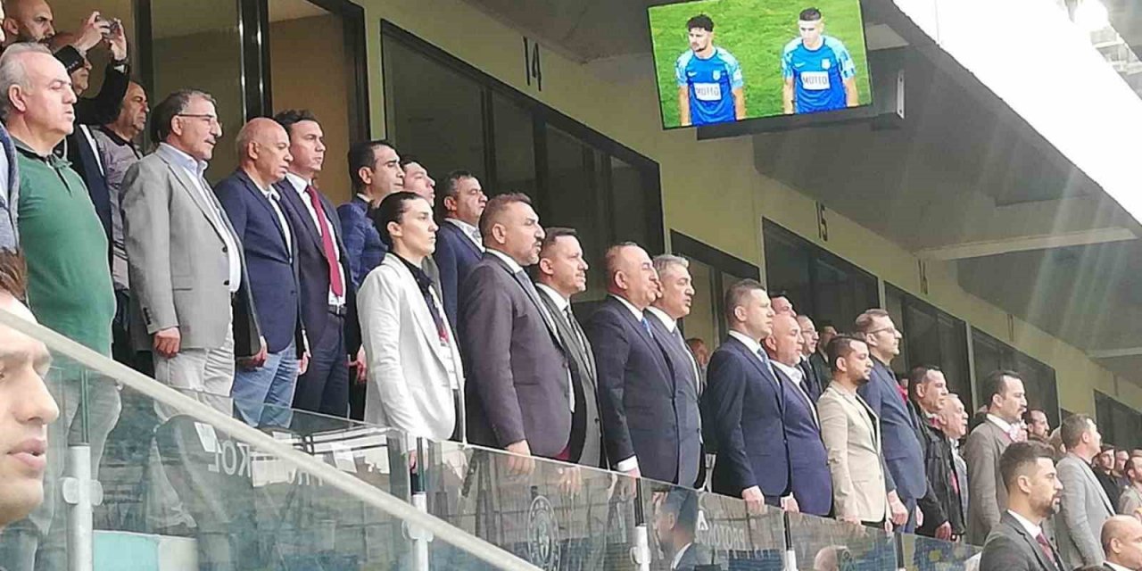 Eski bakan Çavuşoğlu play-off final maçını takip etti