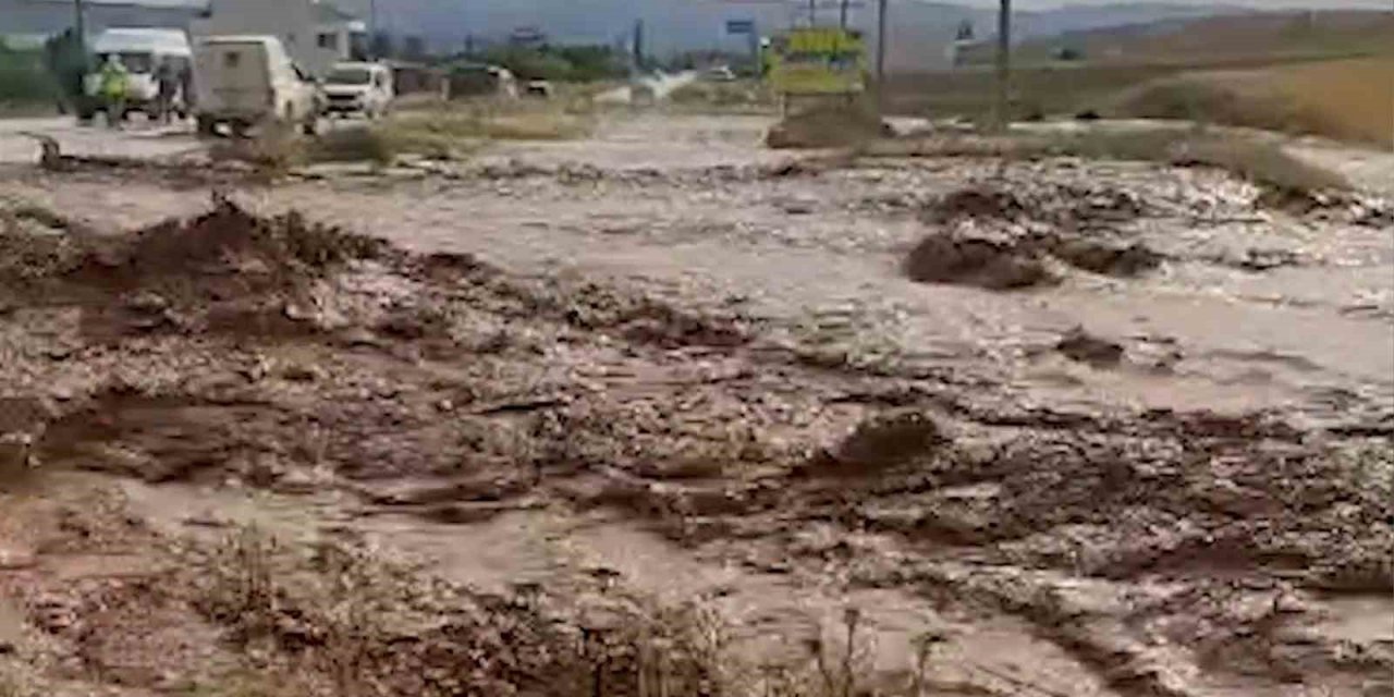 Kırıkkale’de sağanak sele dönüştü: Dereler taştı, tarım arazileri zarar gördü