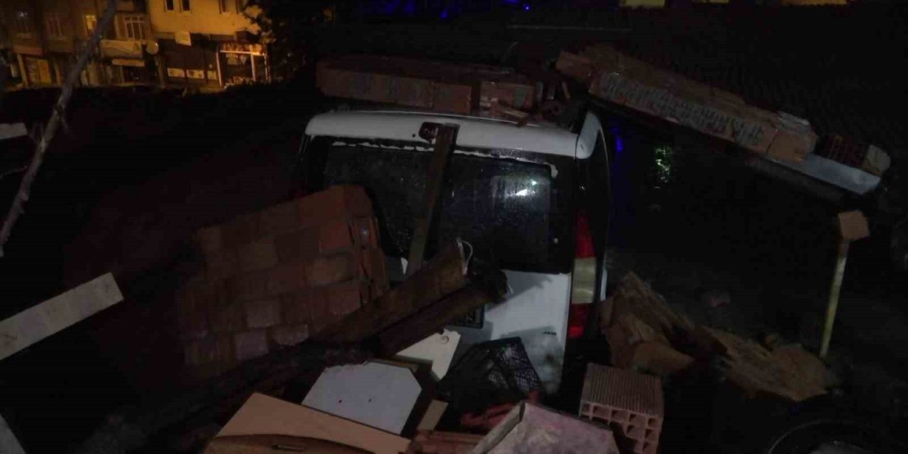 İstinat duvarı çöktü, 6 araç altında kaldı