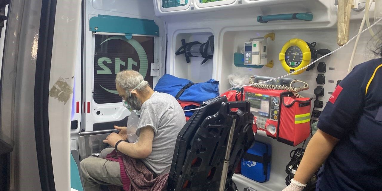 Yangında dumandan etkilenen yaşlı adam hastaneye kaldırıldı