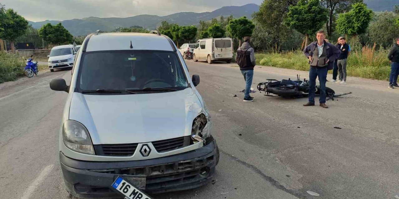 Motosiklet hafif ticari araçla çarpıştı