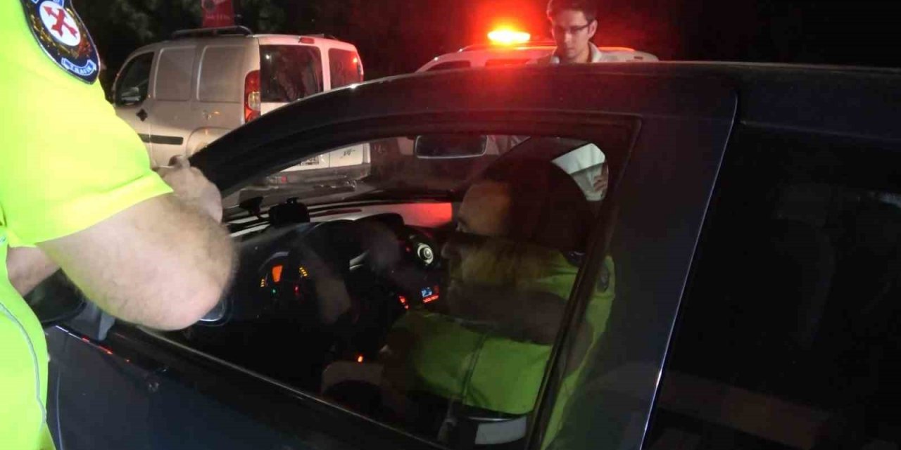 Alkollü yakalandı, direksiyon başında alkol almaya devam etti