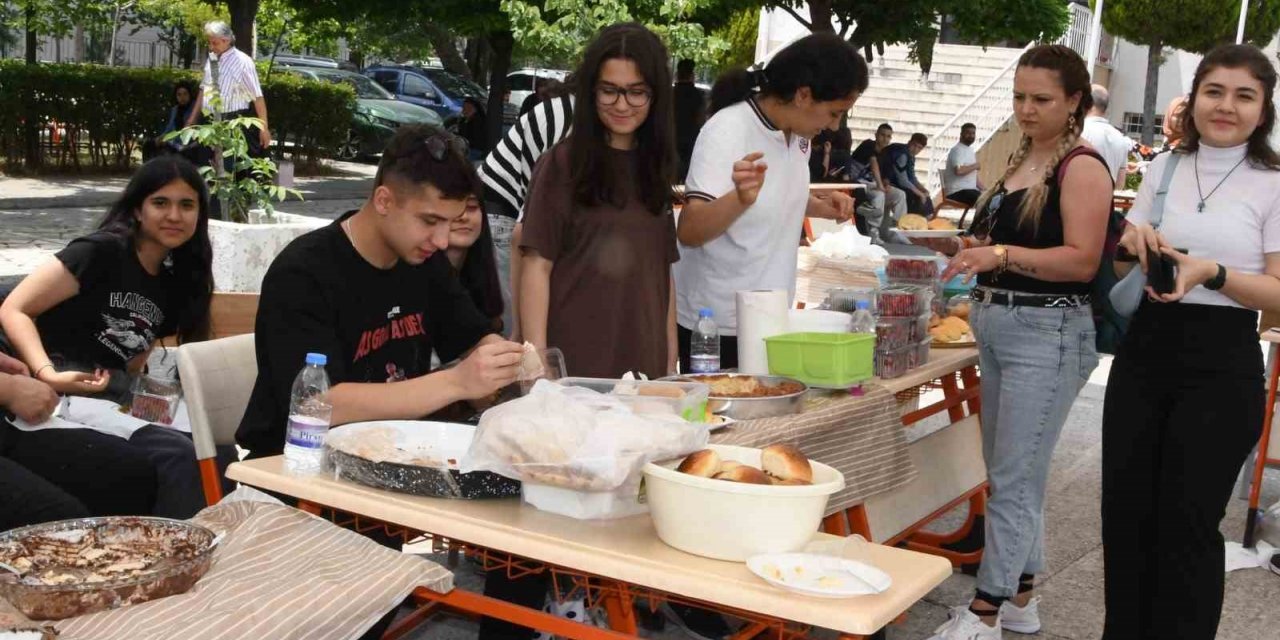 Liseliler depremzede yaşıtları için el ele verdi