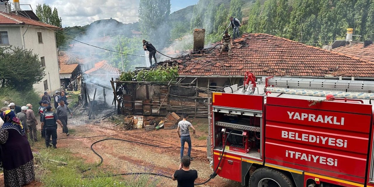 Alevlere teslim olan tek katlı ev kullanılmaz hale geldi