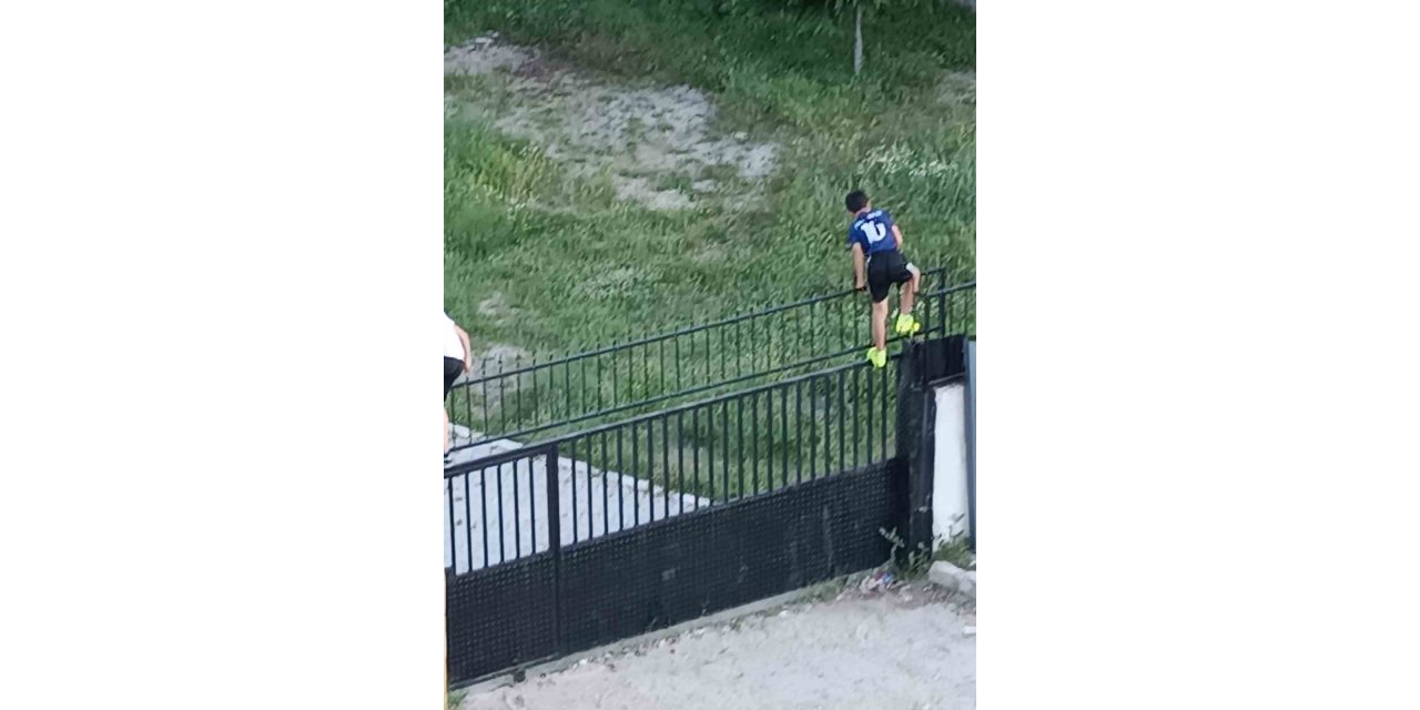 Stadın demir korkuluklarından atlayan gençler tehlikeye aldırmıyor