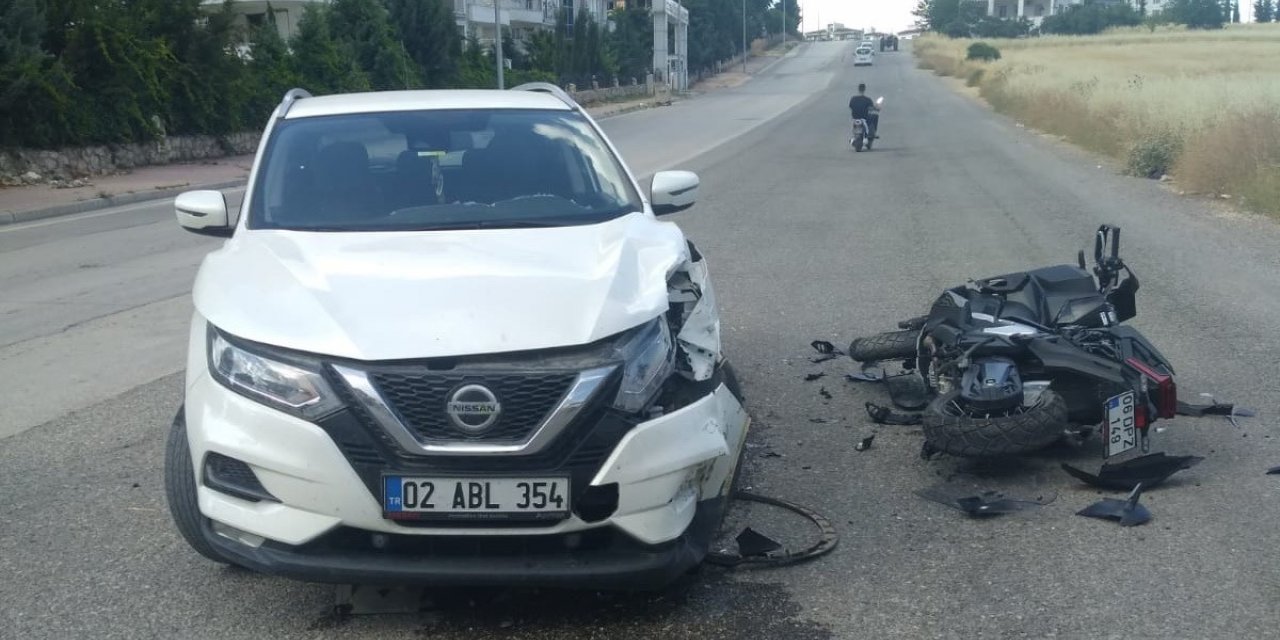 Otomobil ile motosiklet çarpıştı:  1 yaralı