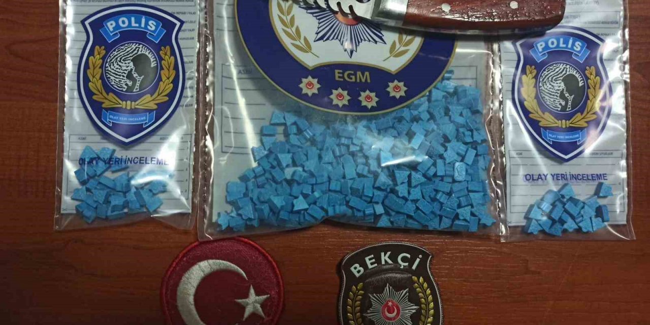 Motosikletli uyuşturucu kuryesinin poşetinden 500 extacy çıktı