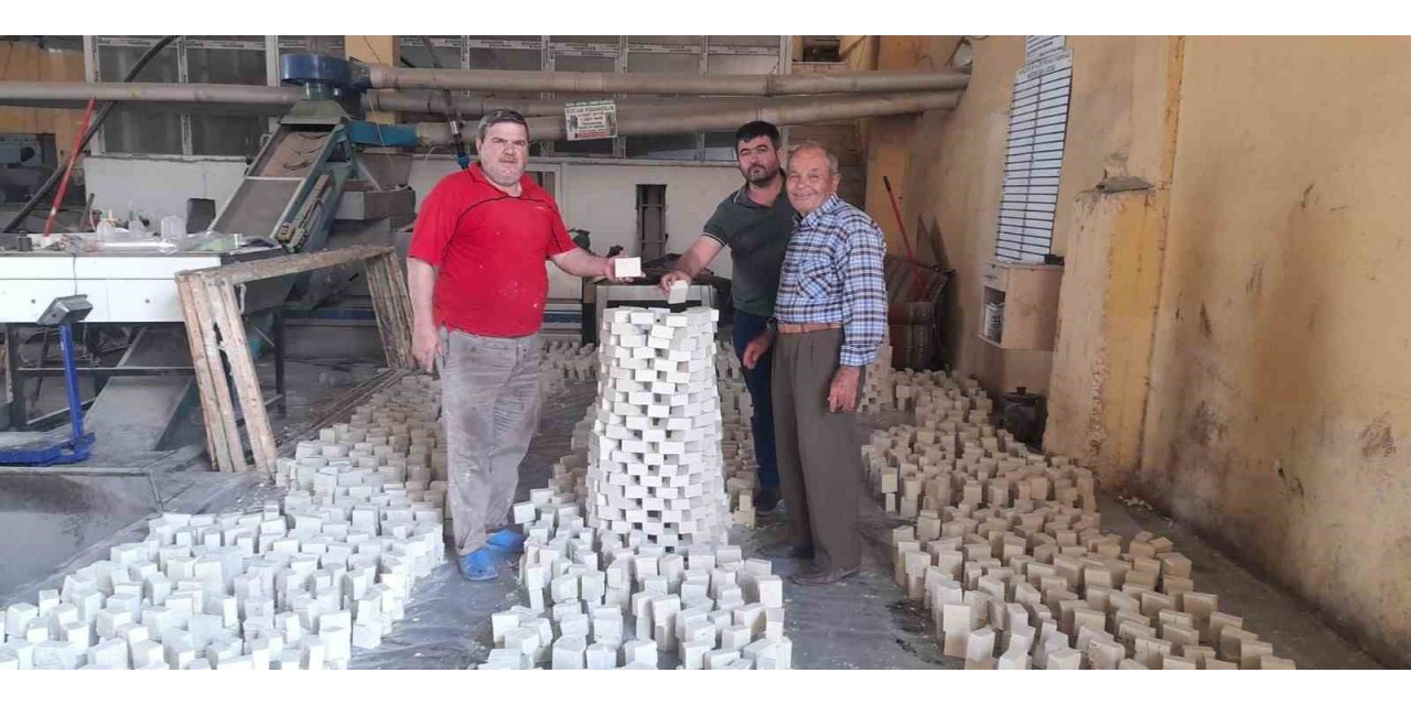 Türklerin asırlık gelenekle ürettiği zeytinyağlı sabunlar, turistlerin de ilgisini çekmeye başladı