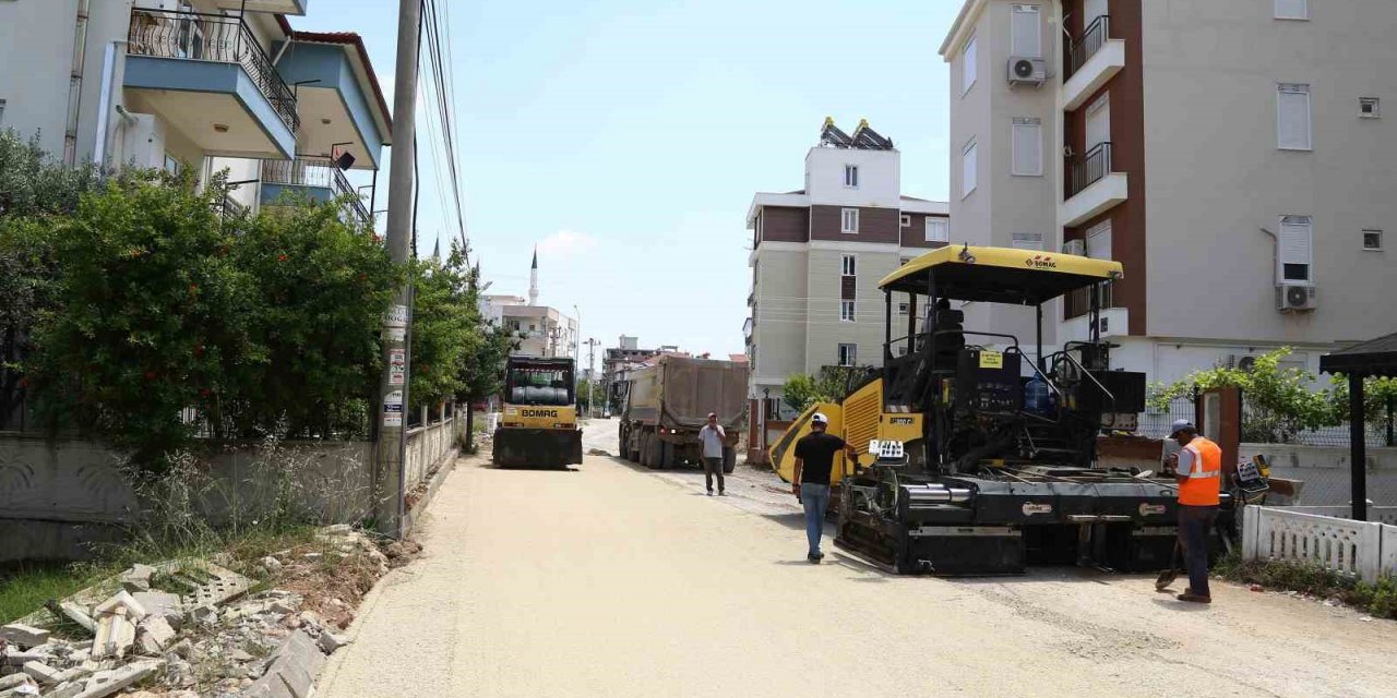 Döşemealtı’nda altyapıları tamamlanan cadde ve sokaklara sıcak asfalt