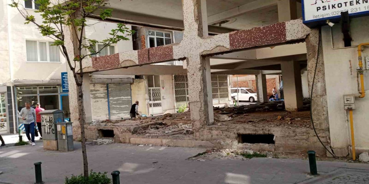 Metruk binadan saçılan kötü koku vatandaşları rahatsız ediyor