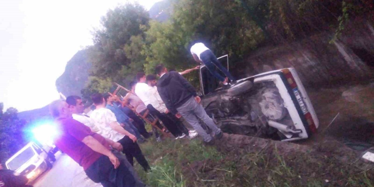 Aracıyla birlikte kanala uçan sürücüyü itfaiye kurtardı