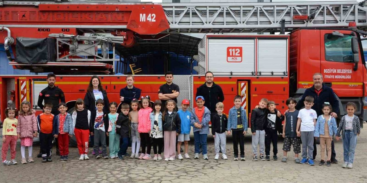 İtfaiyeci amcalarına yaptıkları resimleri hediye ettiler
