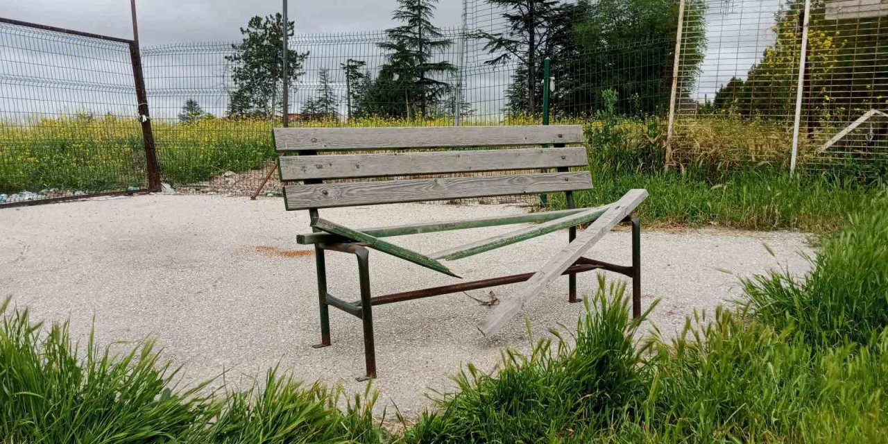 Hastanenin önündeki bank vandalların hedefi oldu