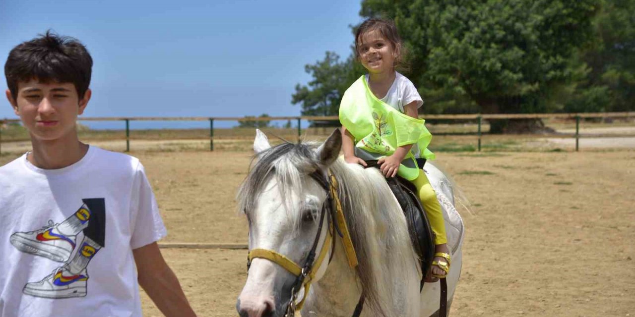 Kreşteki çocuklar at binme heyecanı yaşadı