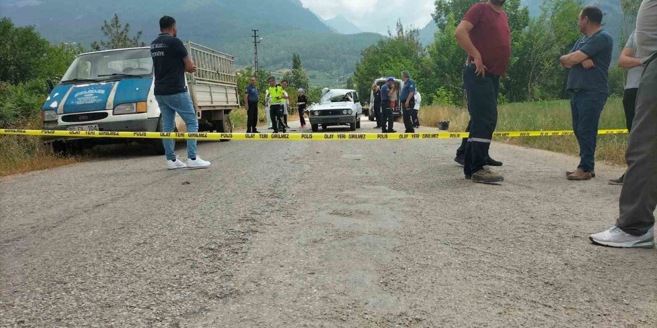 Bayram alışverişine giden kardeşleri kaza ayırdı: 1 ölü,3 yaralı