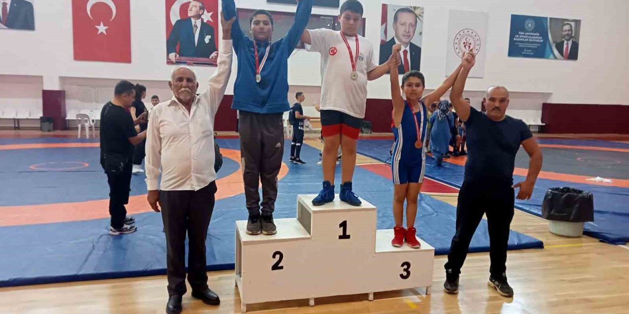 Döşemealtı pehlivanları kürsüden inmedi