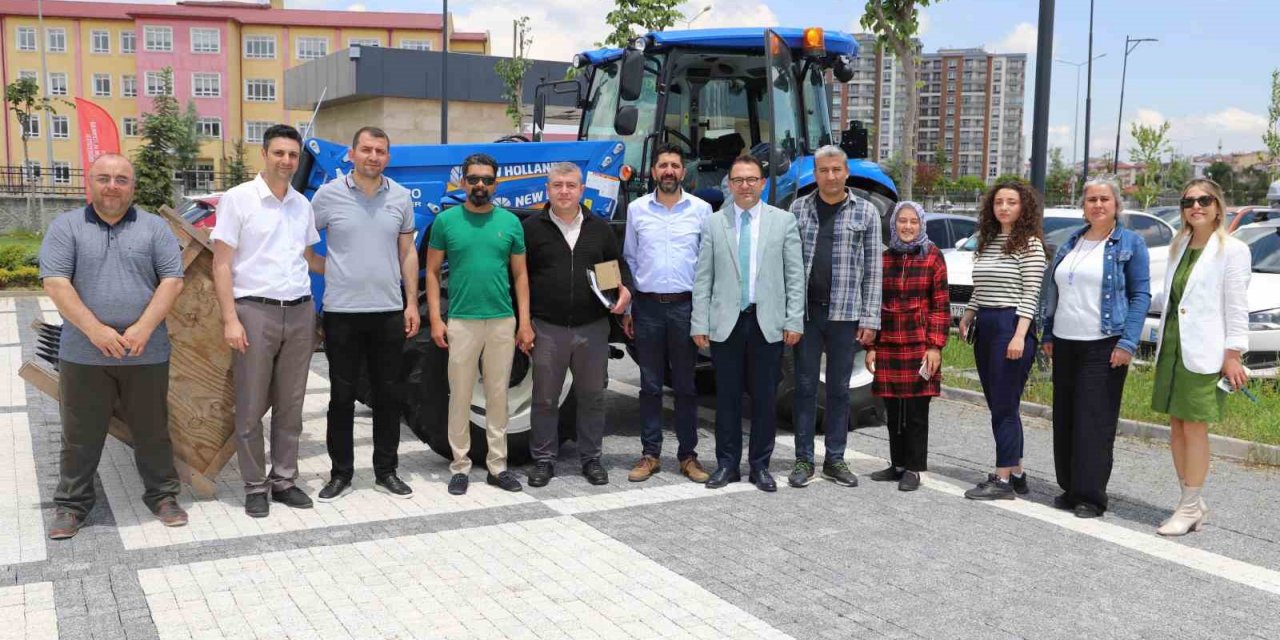 Hayırsever iş insanları SBTÜ’ye traktör bağışladı