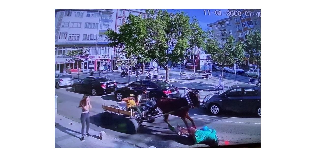 Sahibinin zapt edemediği atın ters yönde 4 nala koşarken yayaya çarptığı anlar kameraya yansıdı