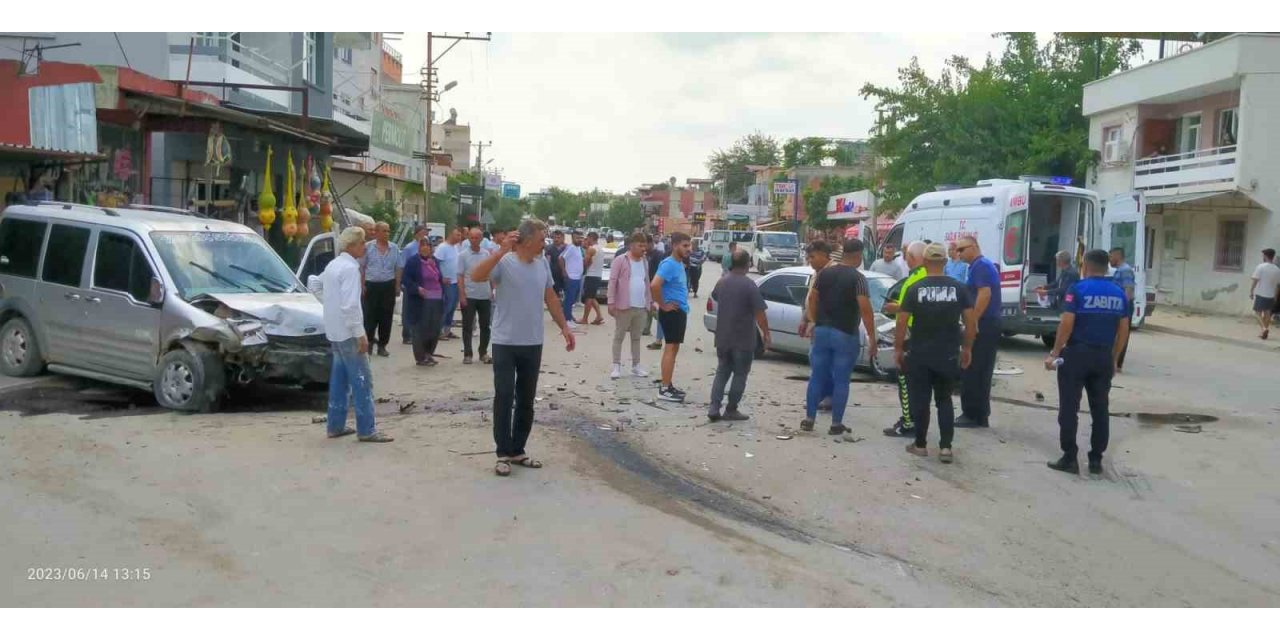 İki araç kafa kafaya çarpıştı: 4 yaralı