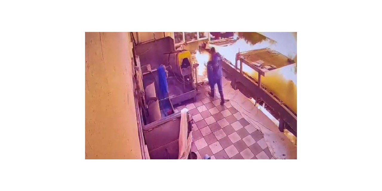 Fabrikada atölyenin tutuştuğu anlar kameraya yansıdı