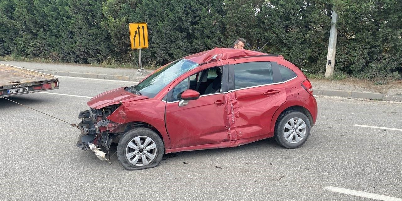 Otomobil önce kaldırıma sonra direğe çarptı: 2 yaralı