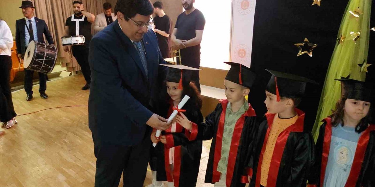 Adliye bahçesi miniklerin mezuniyet coşkusu ile şenlendi