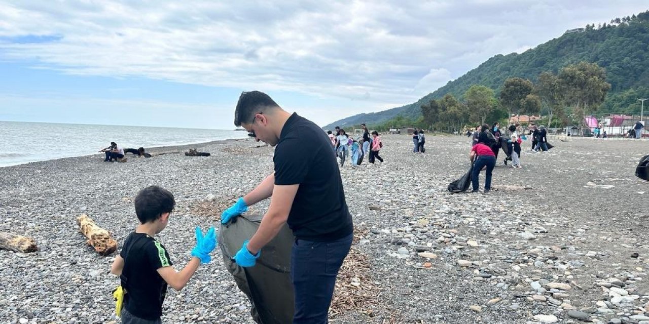 Sezon öncesinde vatandaşlar Karadeniz sahilini temizledi