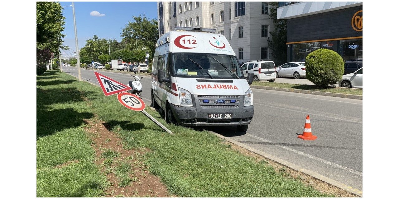 Otomobilin çarptığı ambulans refüje çıktı