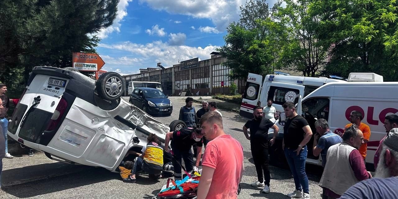 Minibüse çarpıp ters döndü, sürücü sıkıştı