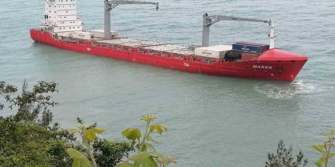 Karaya oturan yük gemisindeki konteynerler tahliye edildi