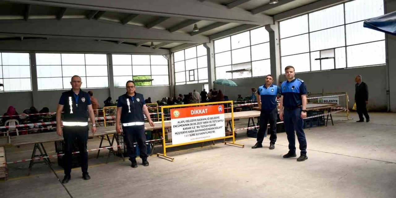 Vatandaşa kötü davranan pazarcının tezgahı kapatıldı