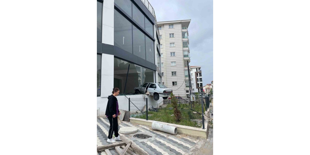 Ankara’da tuhaf trafik kazası, kaldırımdan seken araç dükkanda asılı kaldı