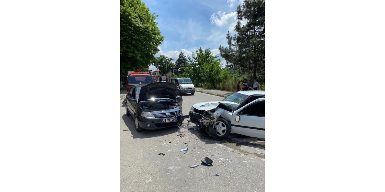 Çarpışan otomobillerin sürücüleri yaralandı