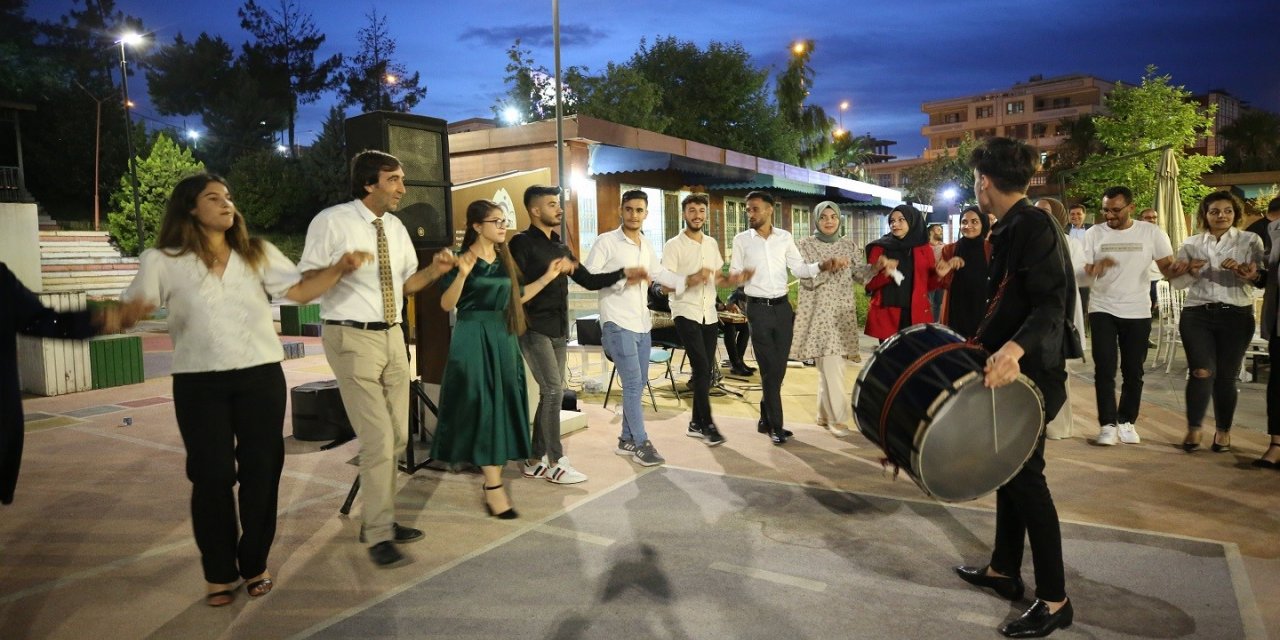 Üniversite adayları için moral gecesi