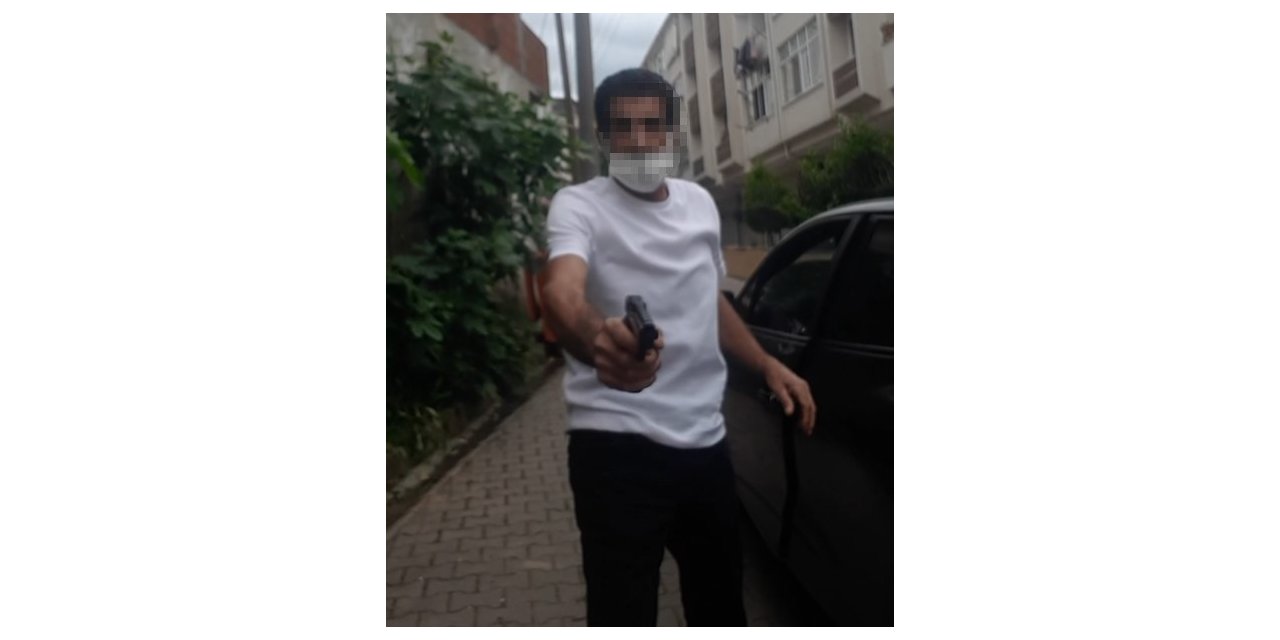 Boşanma aşamasındaki eşine silah çekti