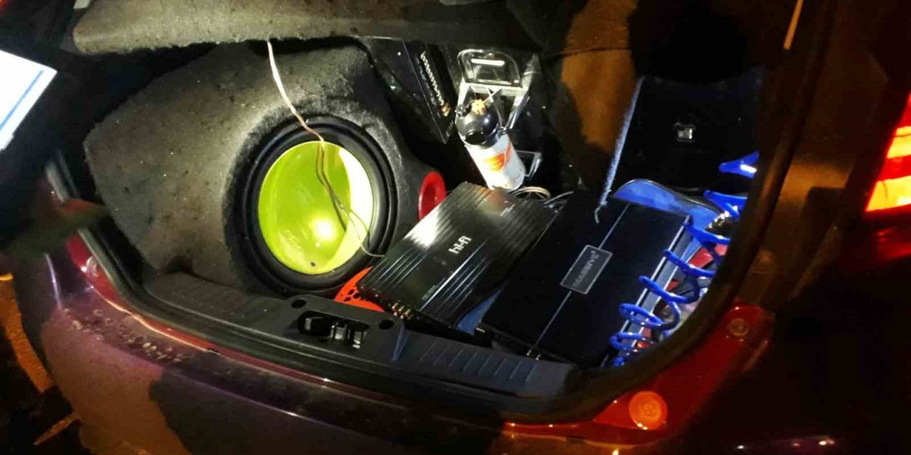 Yüksek sesle müzik dinleyerek vatandaşları rahatsız eden 18 sürücüye 17 bin TL ceza kesildi