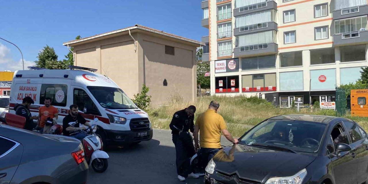 Otomobille çarpışan motosikletli kuryenin yaralandığı kaza kamerada
