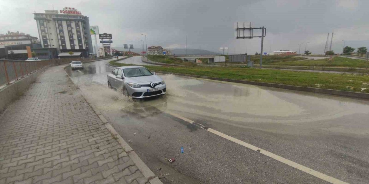 D100’deki su birikintisi sürücülere zor anlar yaşattı
