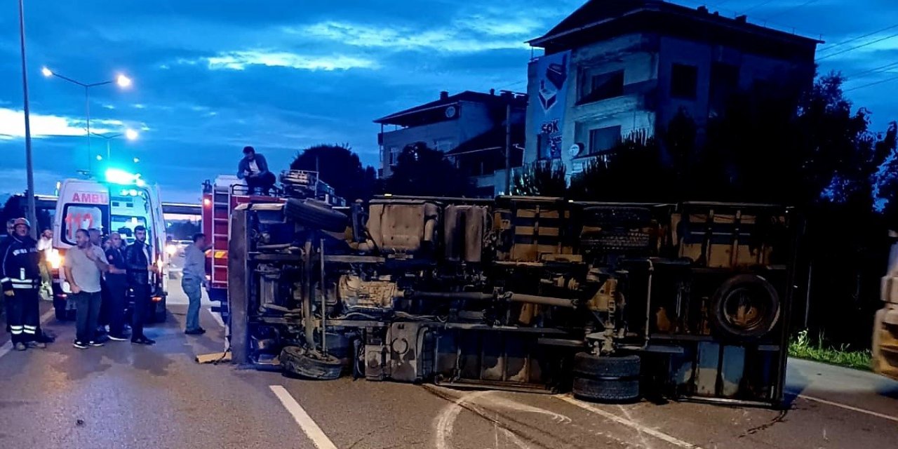 Samsun’da kargo kamyonu devrildi: 1 ölü