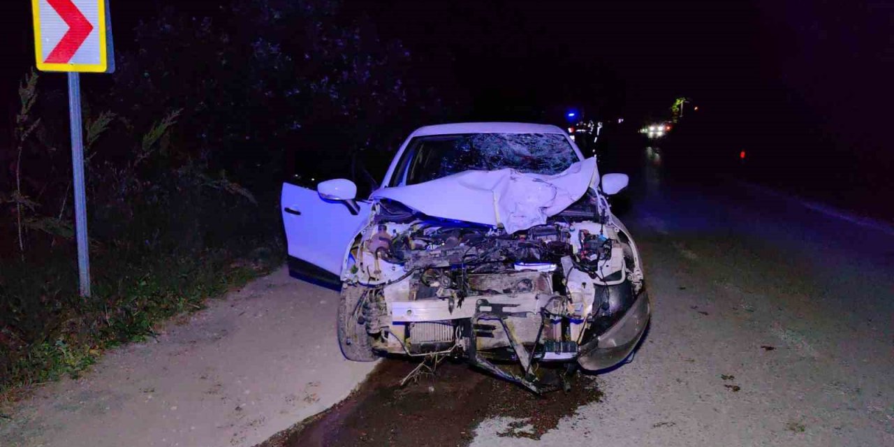 Otomobille çarpışan motosikletin sürücüsü öldü, yakınları otomobil sürücüsünü linç etmek istedi