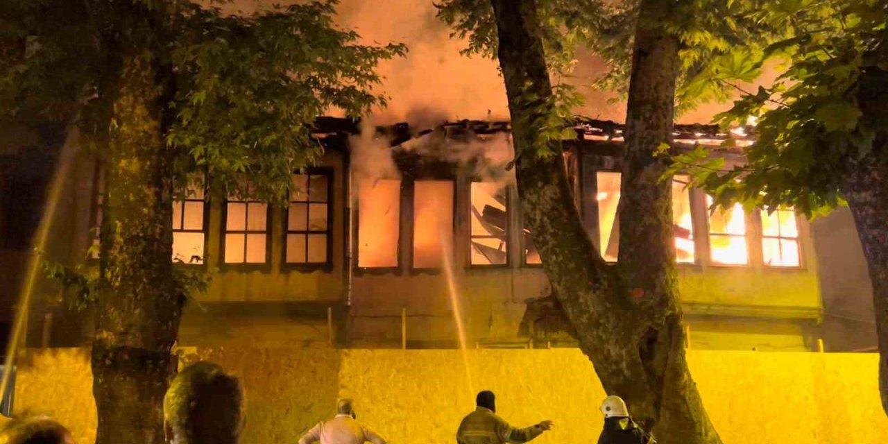 Tarihi bina alev alev yandı