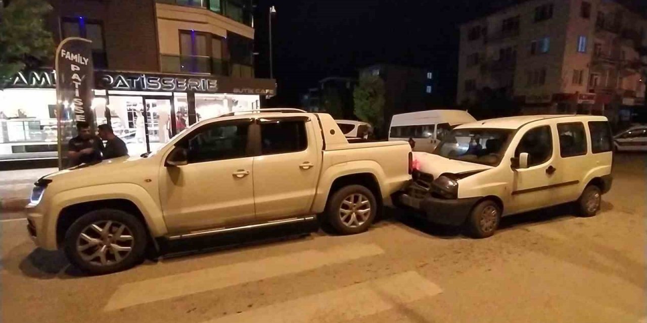 Kontrolden çıkan araç park halindeki kamyonete çarptı: 1 yaralı